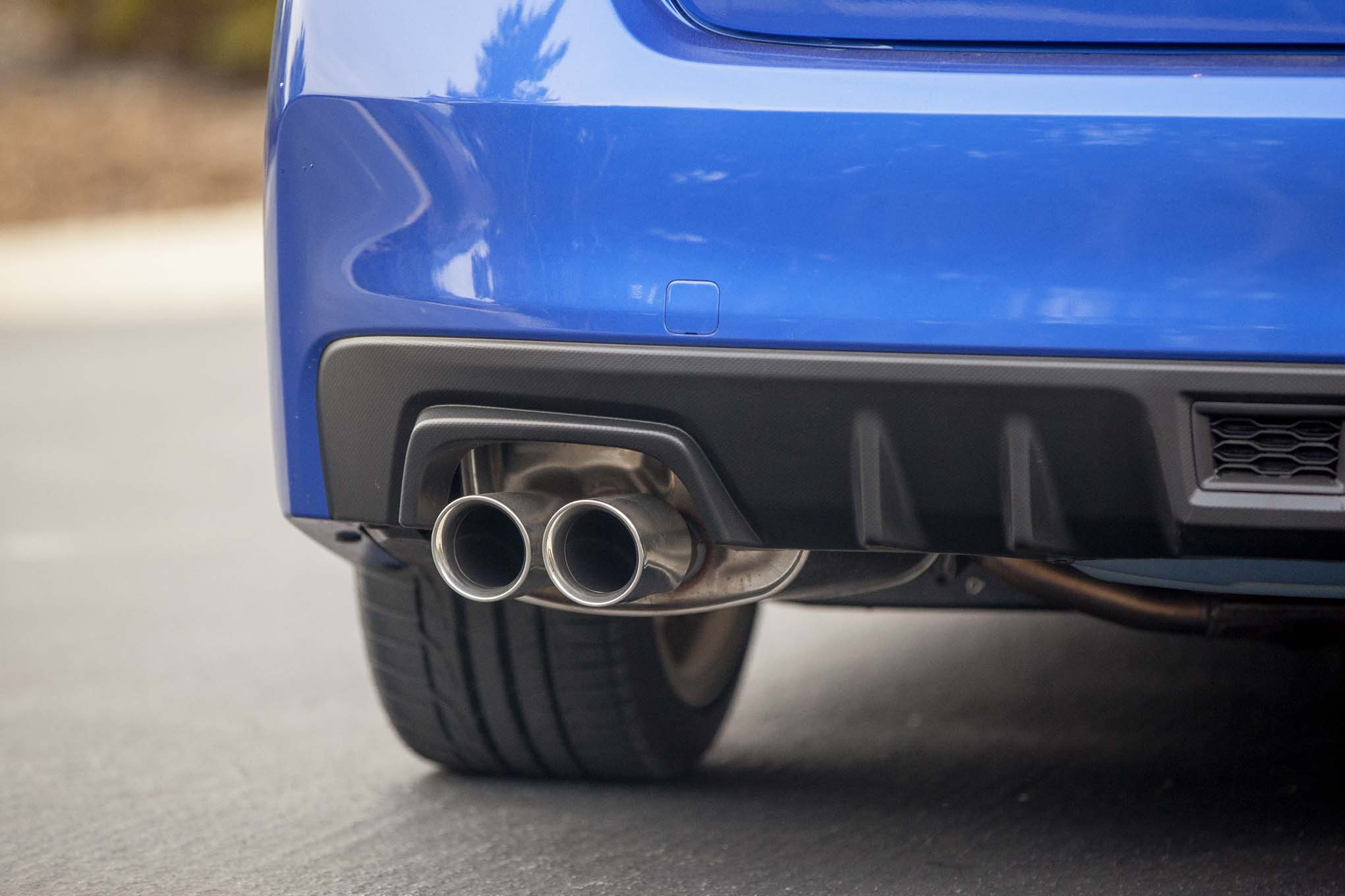 2015-Subaru-WRX-STI-exhaust-pipes